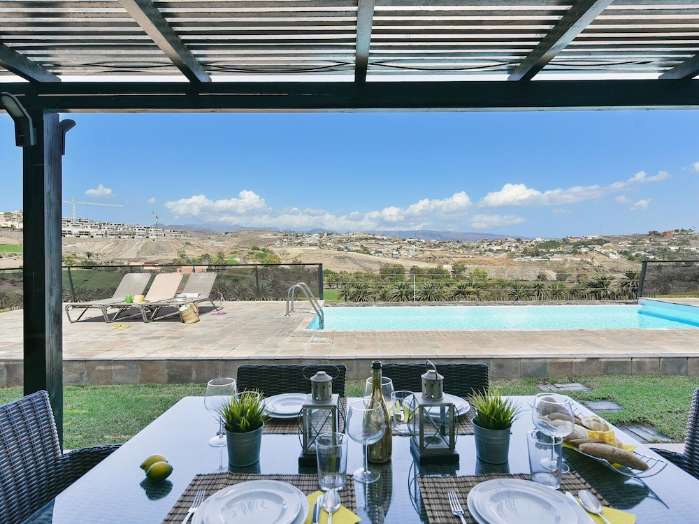 Villa With Private Pool in the Golf Resort