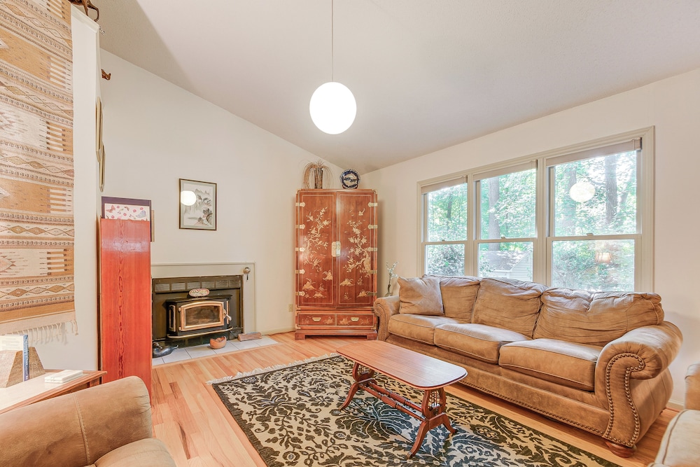 Carrboro Quaint! 2 Mi to Heart of Chapel Hill!