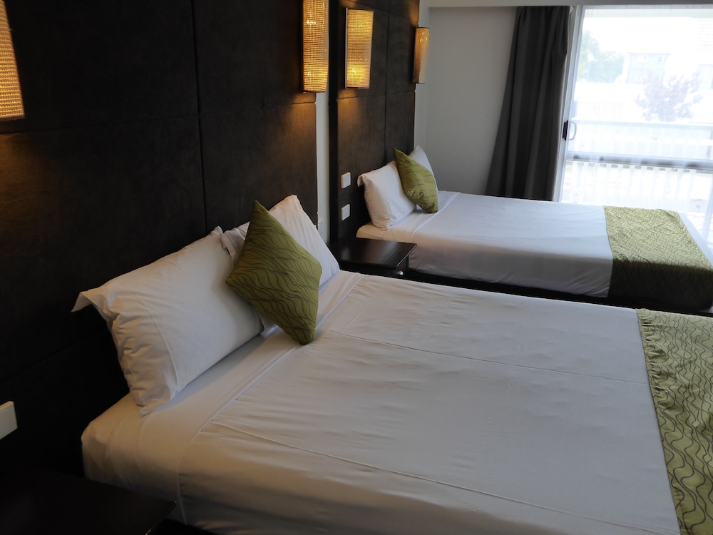 Four Canoes Hotel