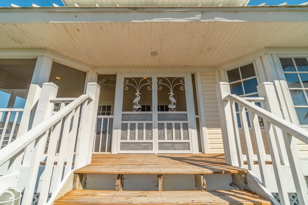 Single Family Bay 3 Bedroom Villa by RedAwning