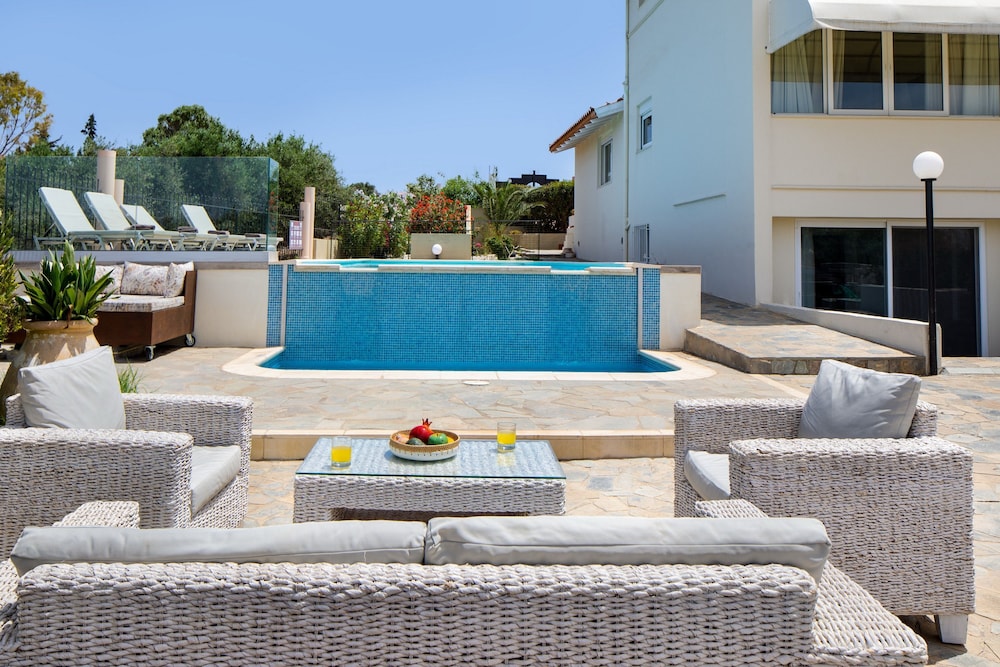 Villa Elihrisos-private Heated Pool Near the sea