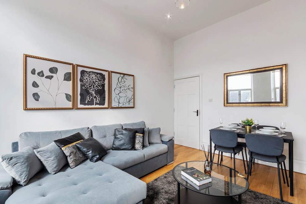 City Apartment - Sleeps 4 & Free Parking