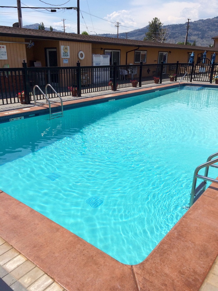Sahara Suites