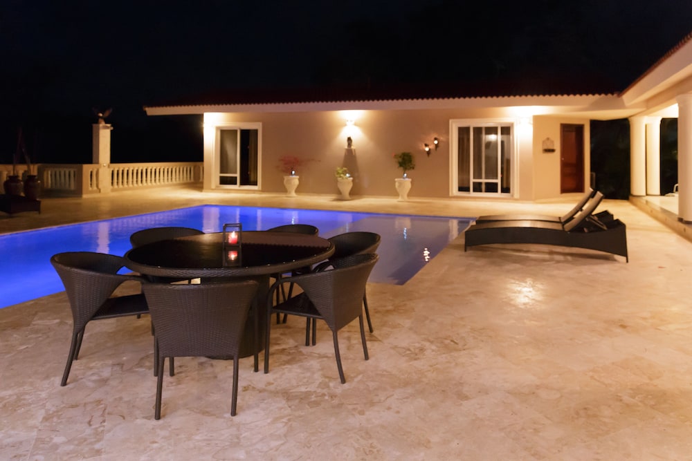 Villa with 4 Master Bedrooms w En-suite Bathrooms