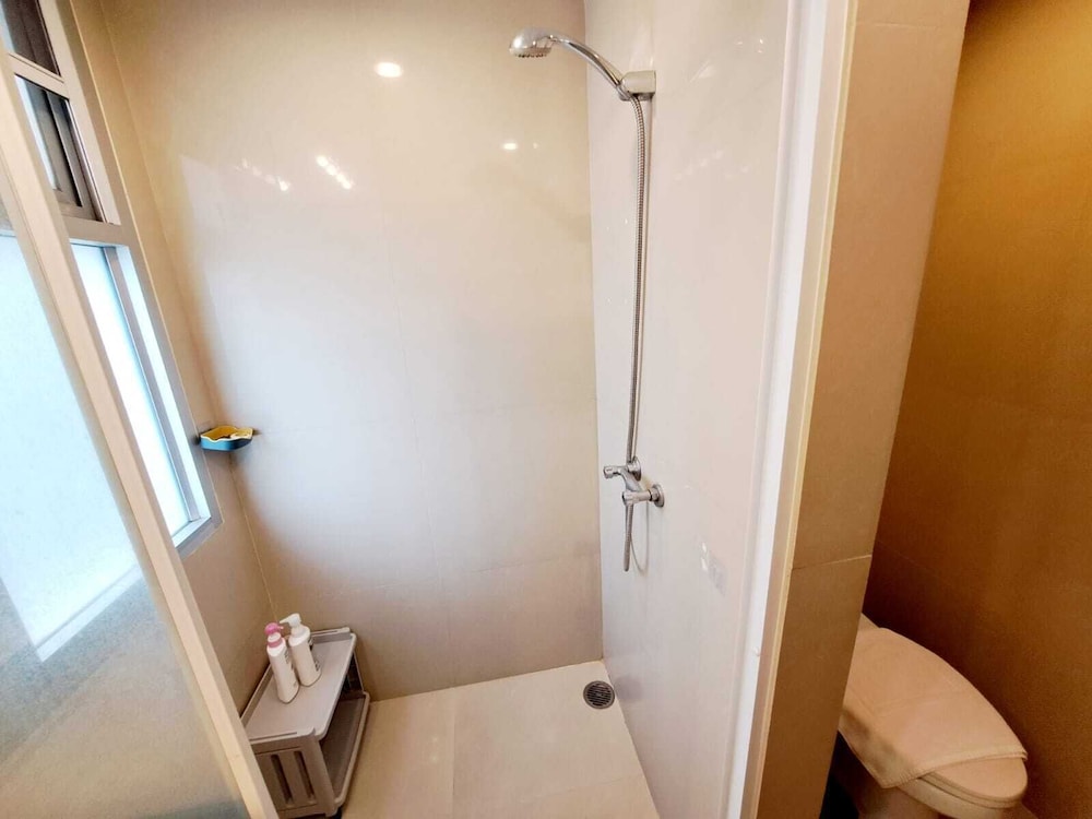 2D - 3 Bedroom Downtown Apartment With Shared Pool