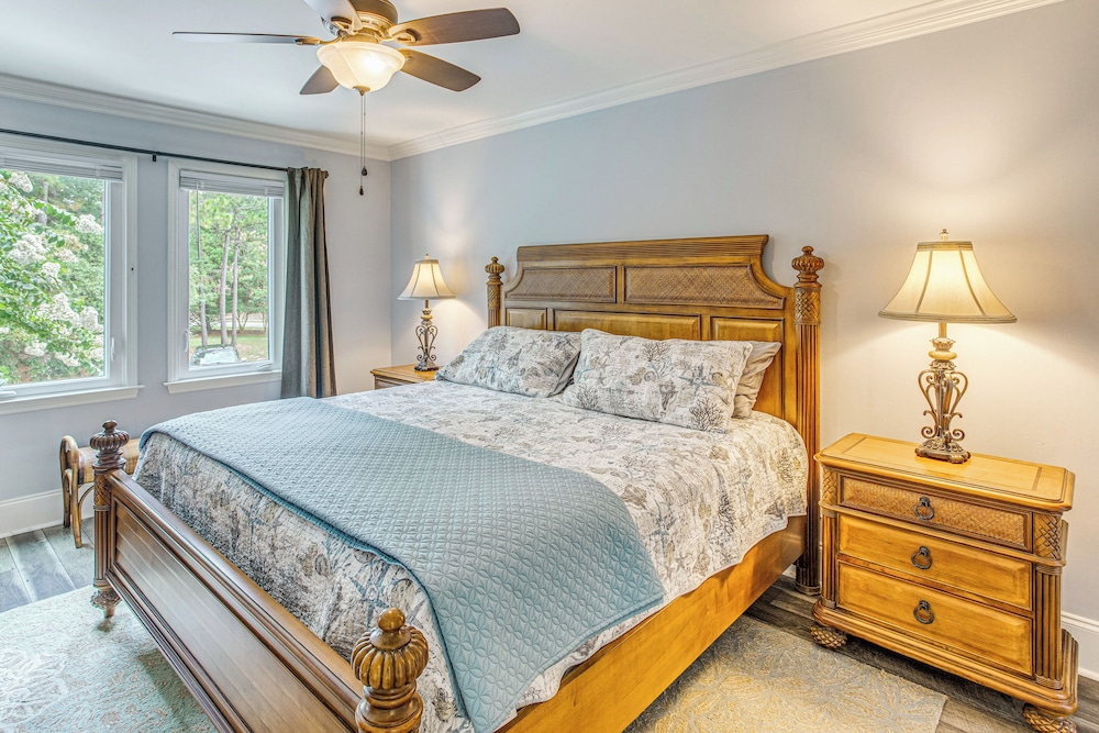Marina & Pool: Roomy Golf-view Home in Southport