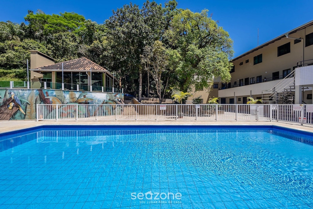 Apt in Condo w/ Pool 140 m From the Beach Rar0213