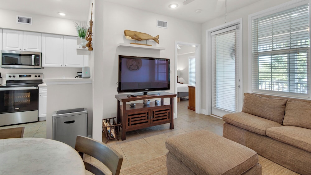3br/2ba, Sleeps 6, BBQ Grill, Pool, Beach Access + Free Attraction Tickets!
