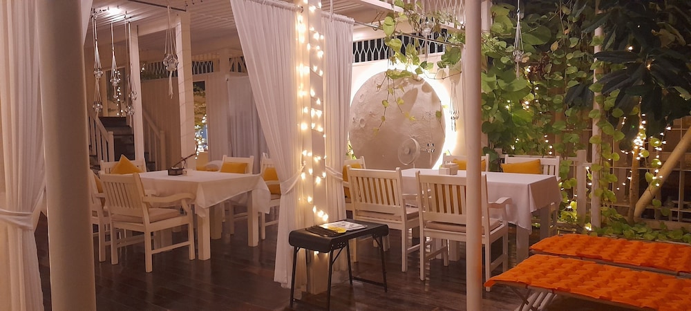 To The Moon Guesthouse