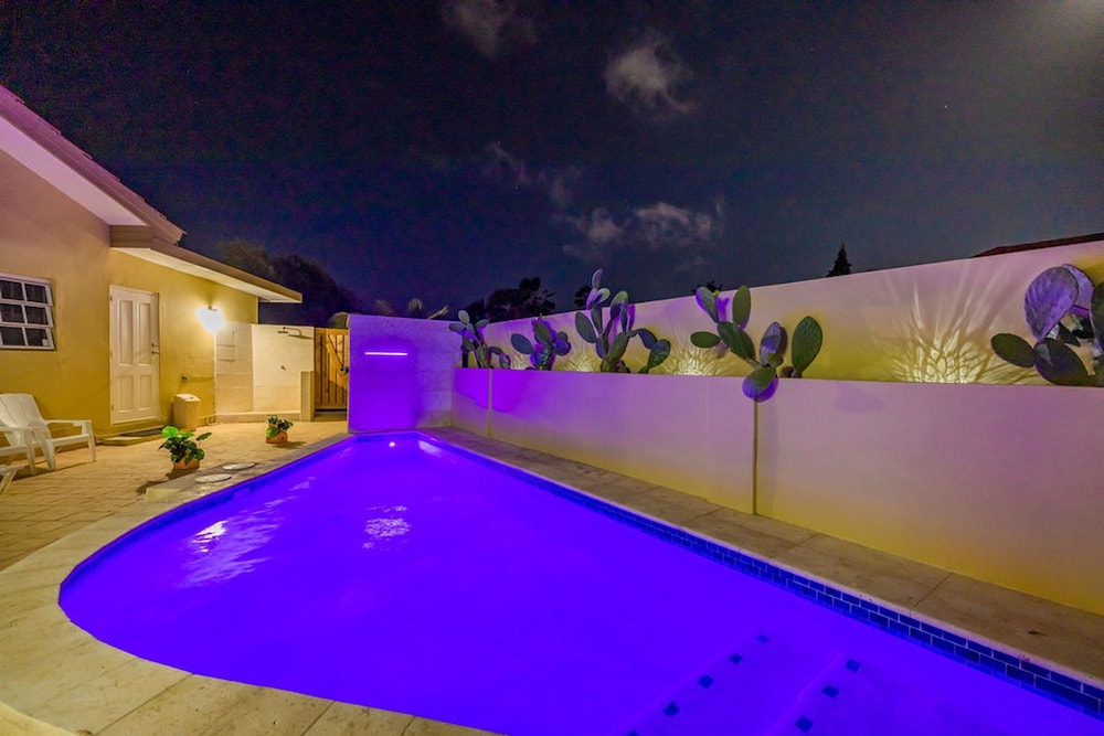 Cozy Central 4br3ba Home w Pvt Pool Largegarden