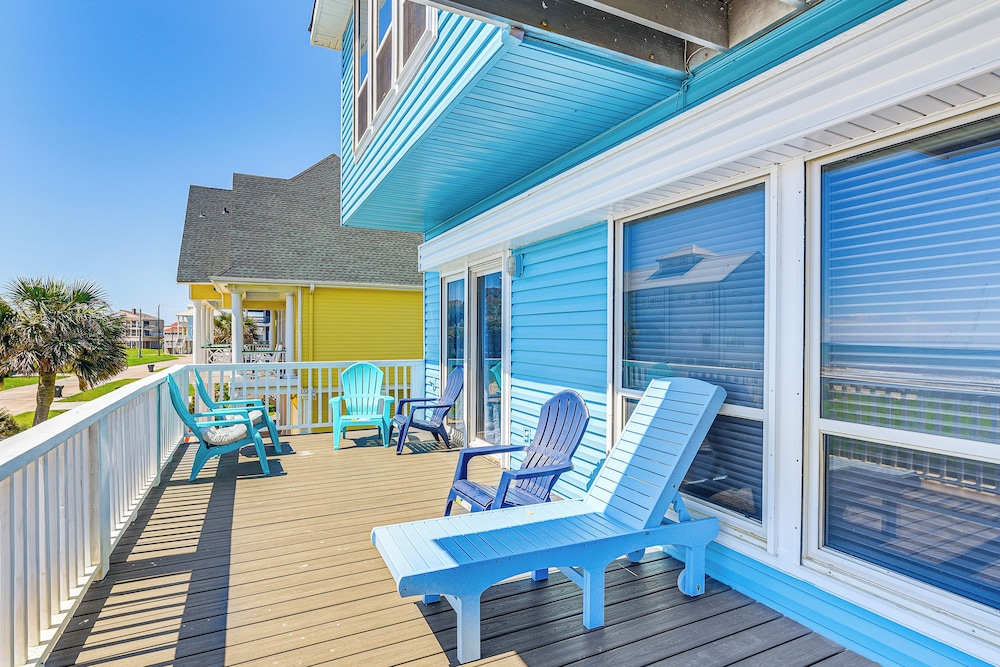 Walk to Beach: Home w/ 2 Decks in Galveston!