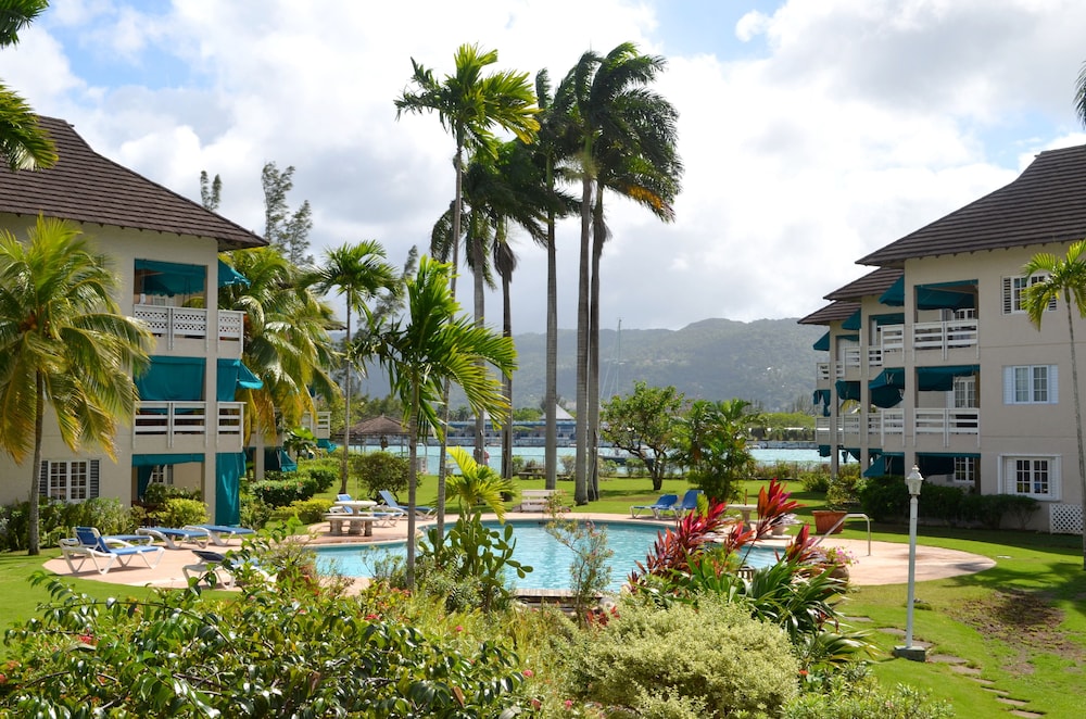 Bay Pointe Yacht Club 2BD Apartment OLR