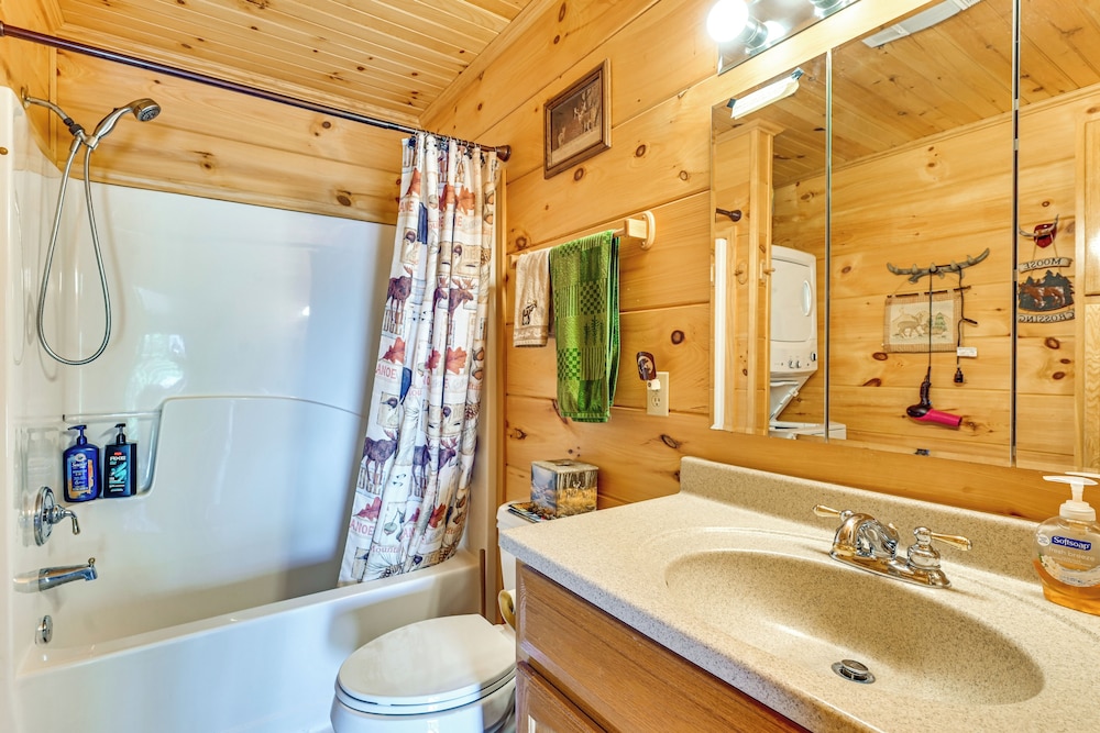 3 Mi to Dale Hollow Lake: Wooded Retreat w/ Decks!