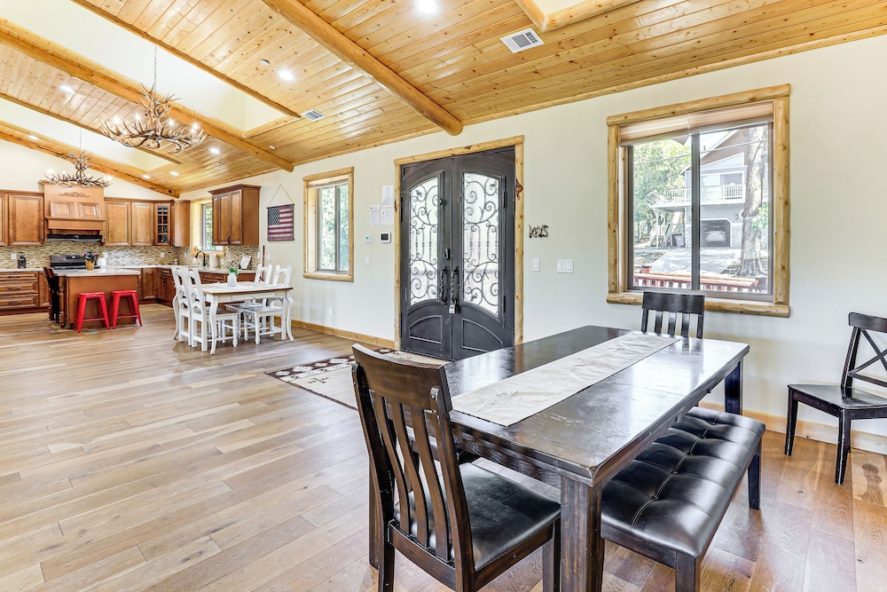 Hot Tub + Game Room: Mtn-view Retreat in Big Bear!