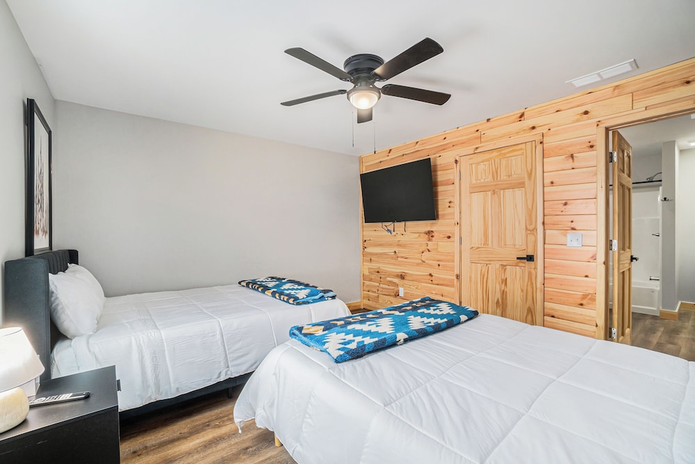 8BR Lodge w/ Bowling Alley, Near Lakes & Trails