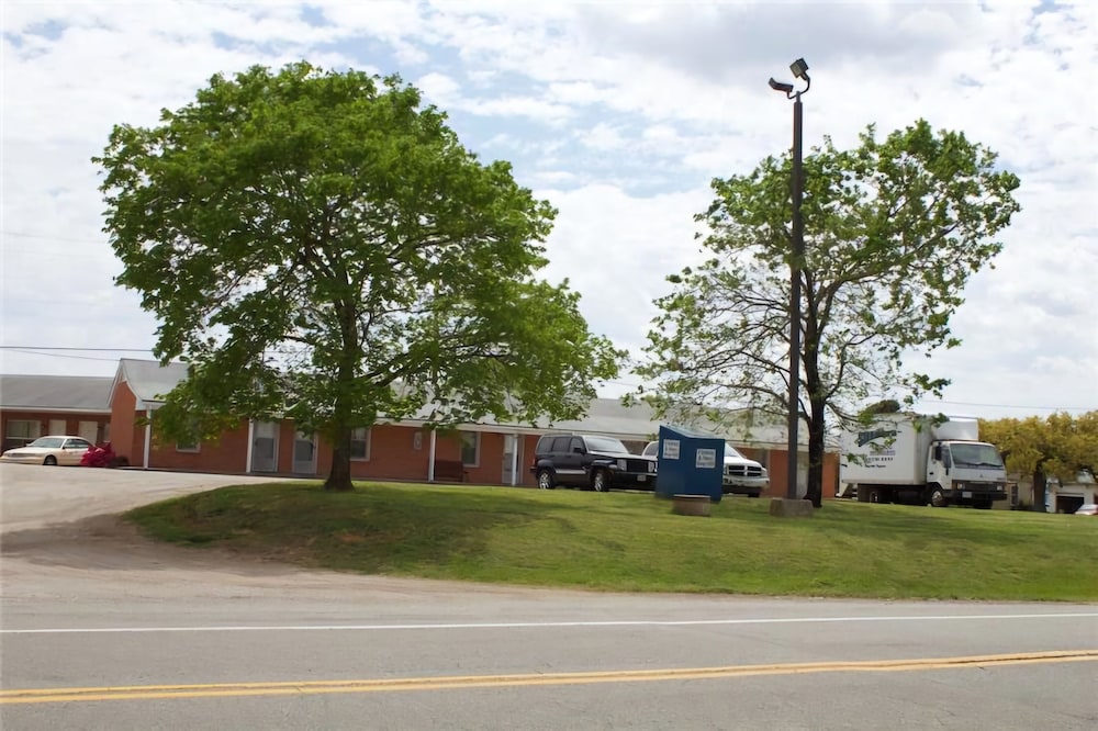 Sheldon's Motel by OYO Keysville Near Hwy 360