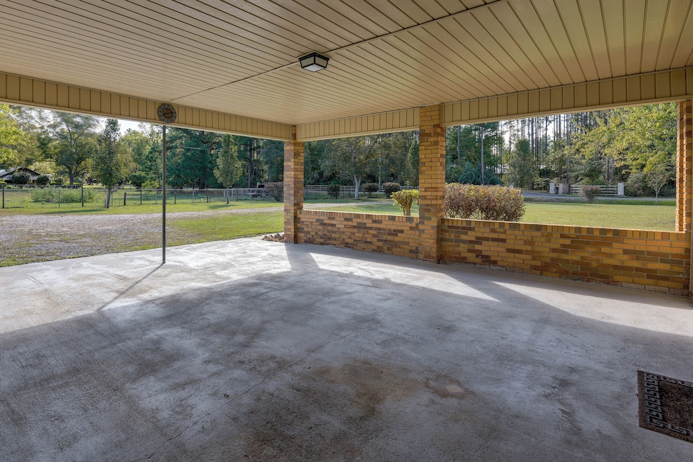 Vintage Chipley Getaway on Large Private Property - Property Image 11