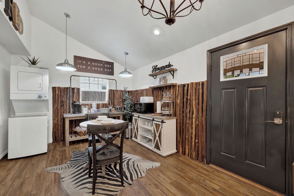 Poplar Place Soho With Hot Tub - 6 Blks to Main St