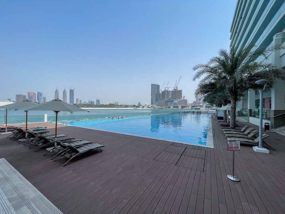 Peaceful and Airy 1-bedroom Apartment With the Palm Beach View