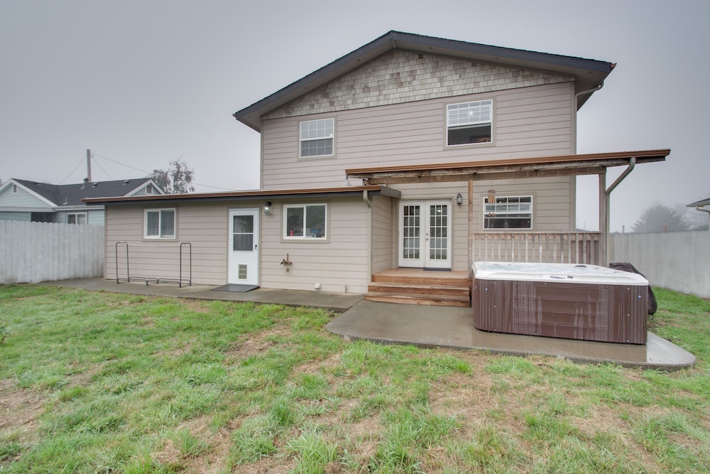 Crescent City Home w/ Hot Tub: Half-block to Beach view 4