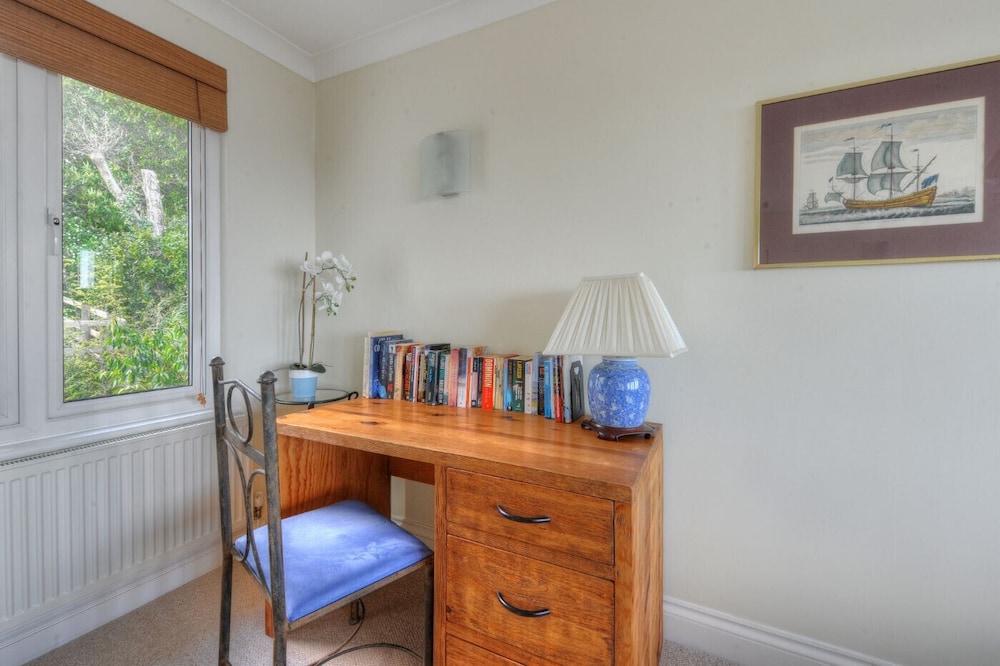 4 Coram Court
