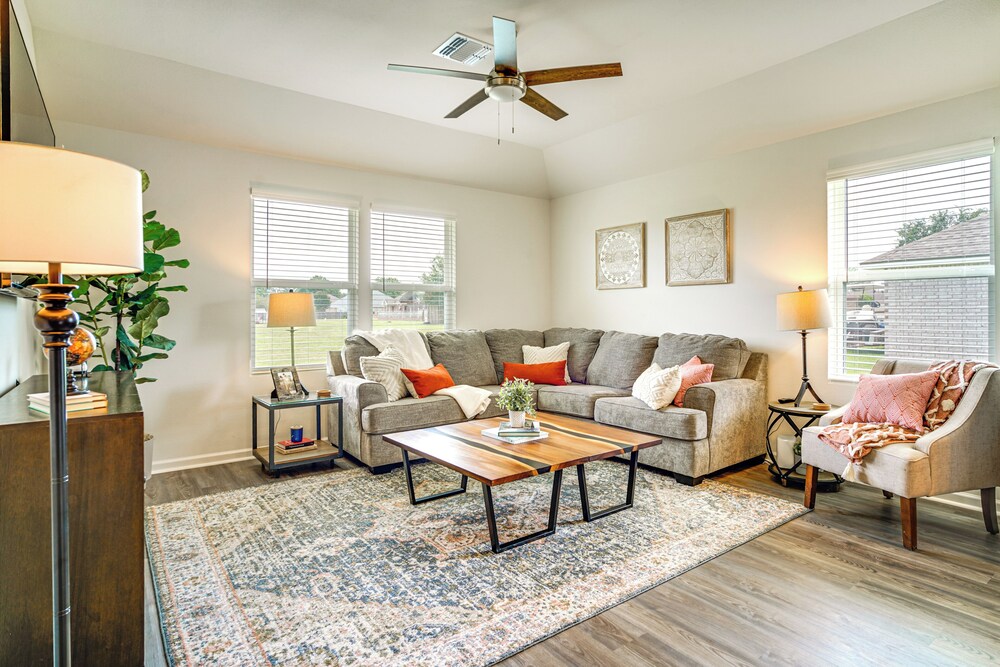 12 Mi to Avery Island: Spacious Family Home!