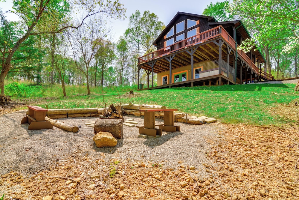 3 Mi to Marina: Cabin w/ Hot Tub in Byrdstown!