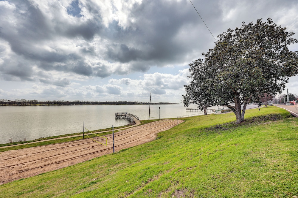 Walk to Lake Chicot: Cottage w/ Yard & Views!