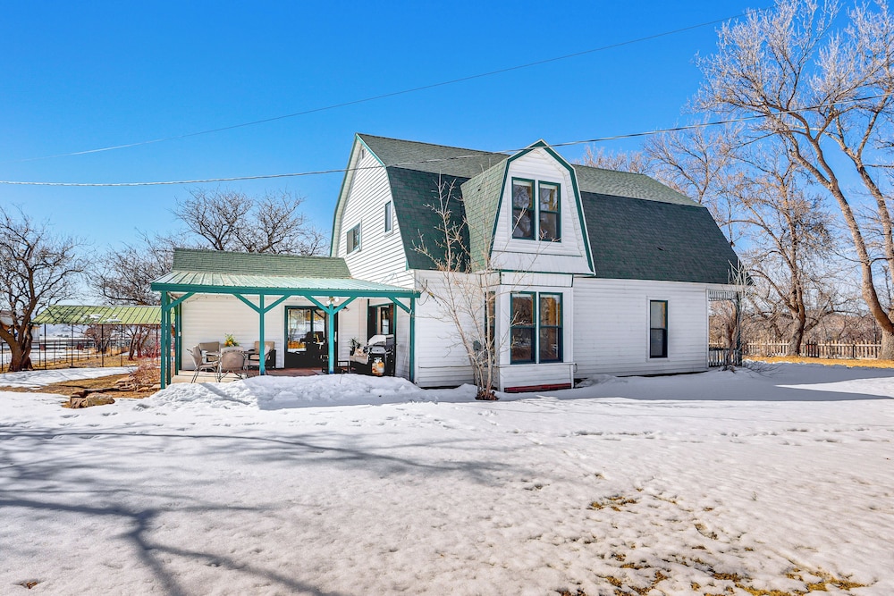Patio & Mountain Views: Farmhouse in Mancos!