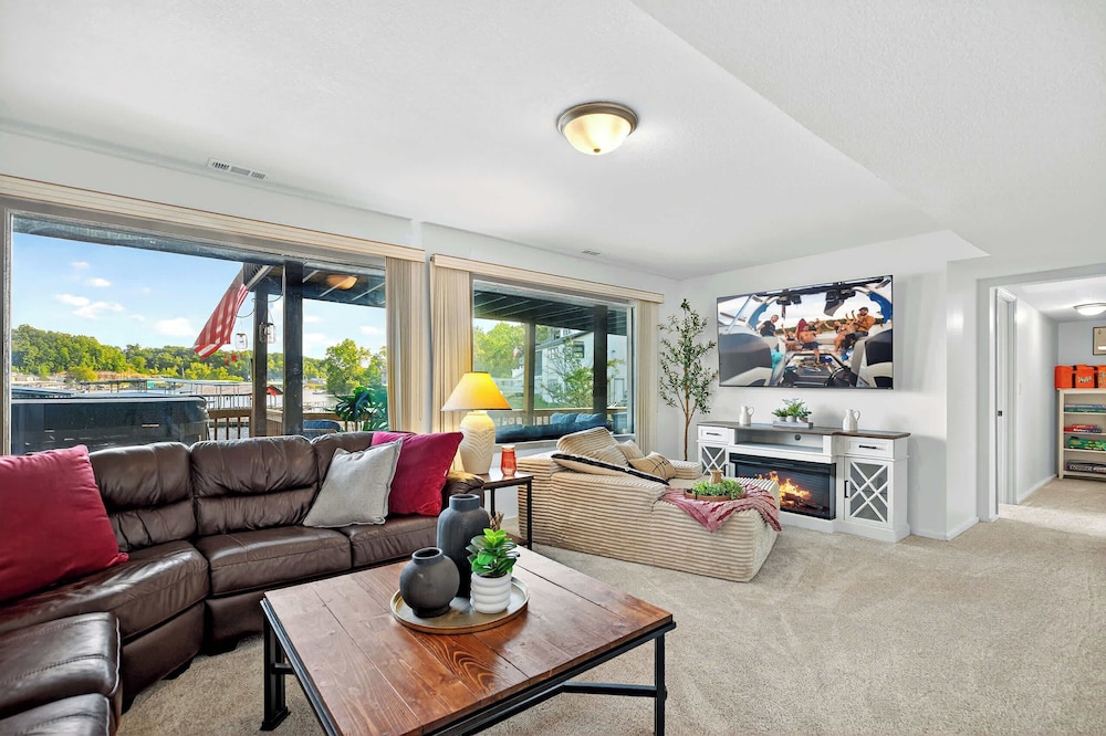 Lake Home Oasis - Sleeps 18