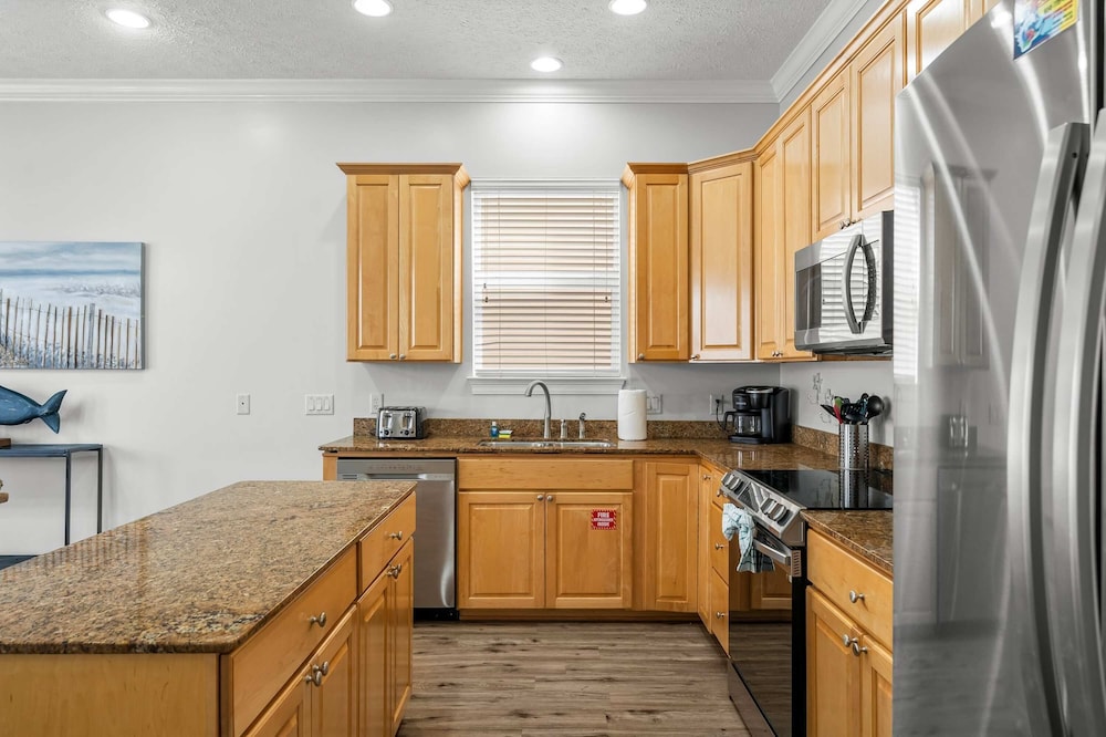 Palm Breeze Retreat Sleeps 10!