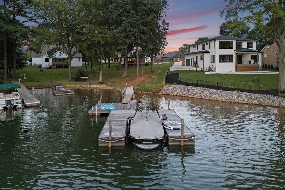 Lake Norman Waterfront Home w/ Covered Porch, Sunset Views & Easy Access to Dining, Shopping & Uptown Charlotte Adventures Sunsets on Shoreline