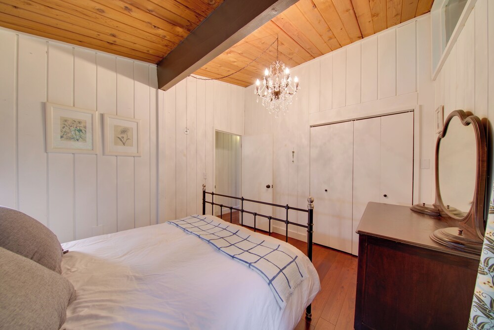 2 Blocks to Puget Sound Beach: Lummi Island Home