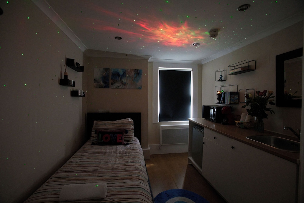 Your Ideal London Getaway - Charming Studio Haven view 4