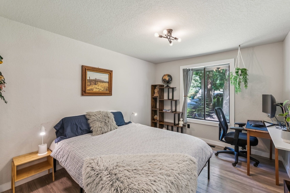 Modern Forest Escape Near Hikes & Lake 6 Bedroom Home