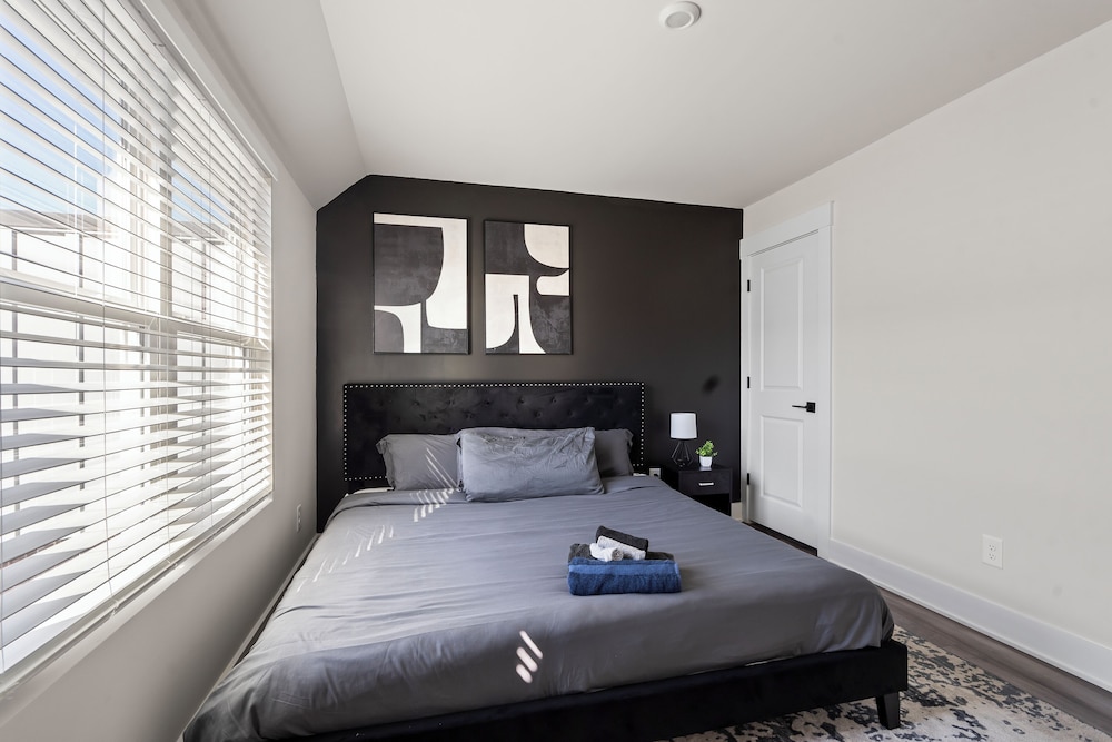 Luxe King 4BR Townhouse in Uptown CLT