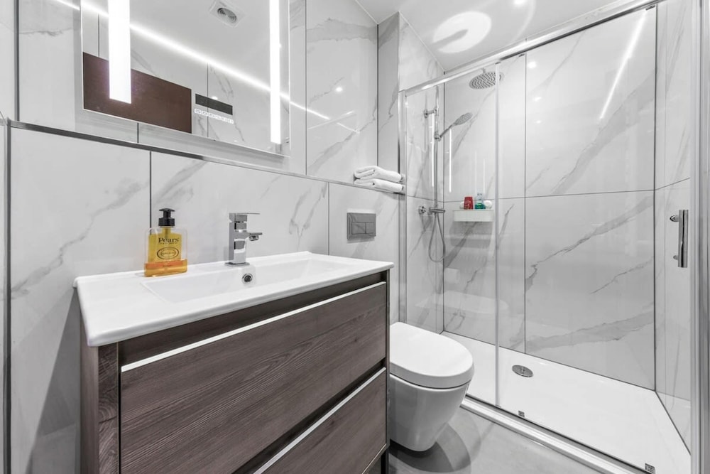 Serviced Modern Luxury Flat Near Central London