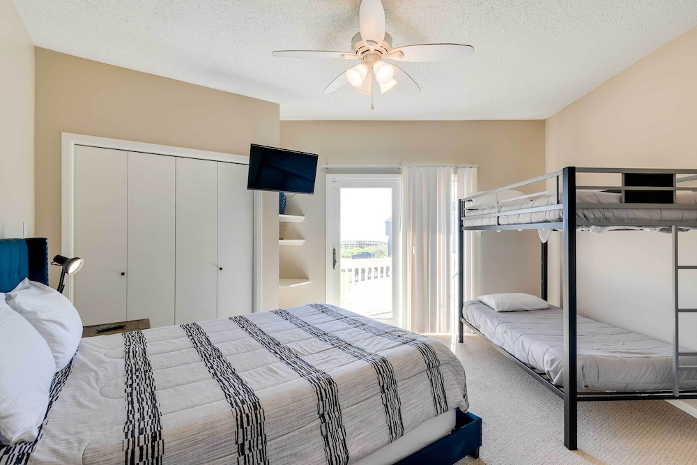 Pet-friendly Galveston Home w/ Wraparound Deck