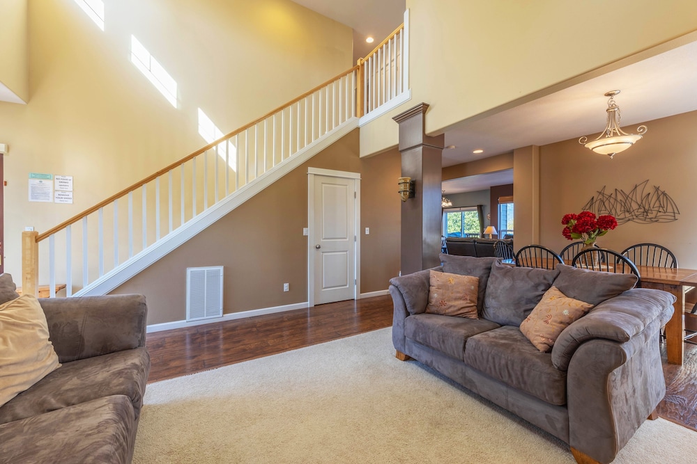 West Sail *30 Day Minimum 5 Bedroom Home by RedAwning