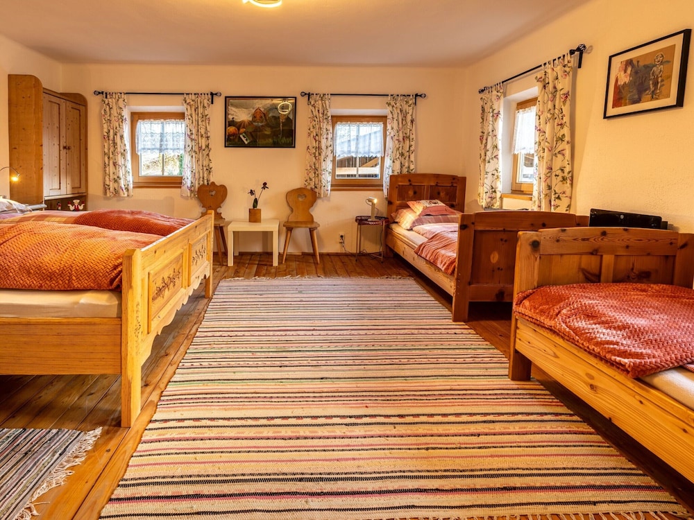 Historic Farmhouse: 200 Years old Meets new