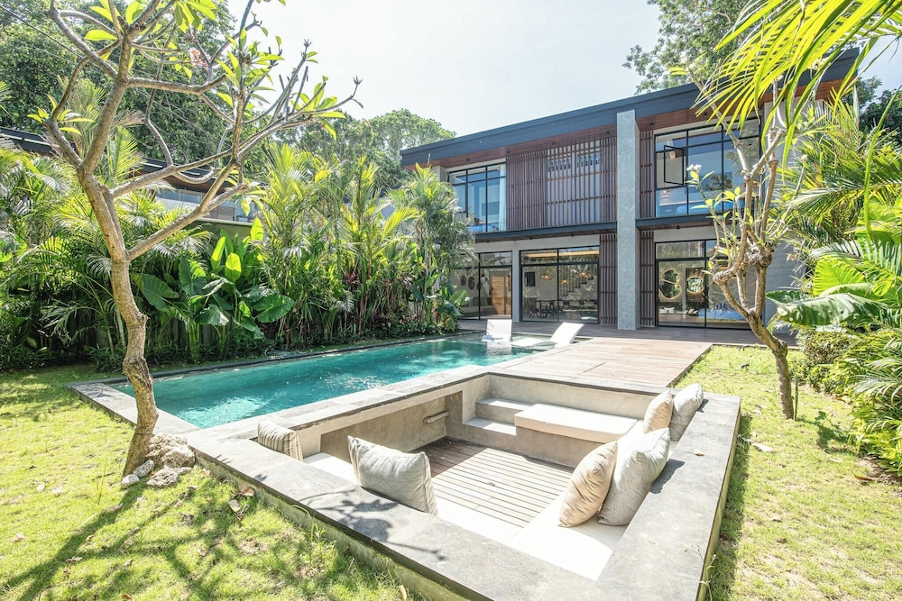 Opulent 5BR Modern Villa 400m From the Ocean