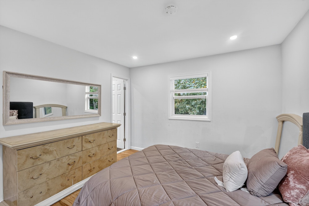 Spacious Getaway Near Dc & Potomac River 3 Bedroom Home