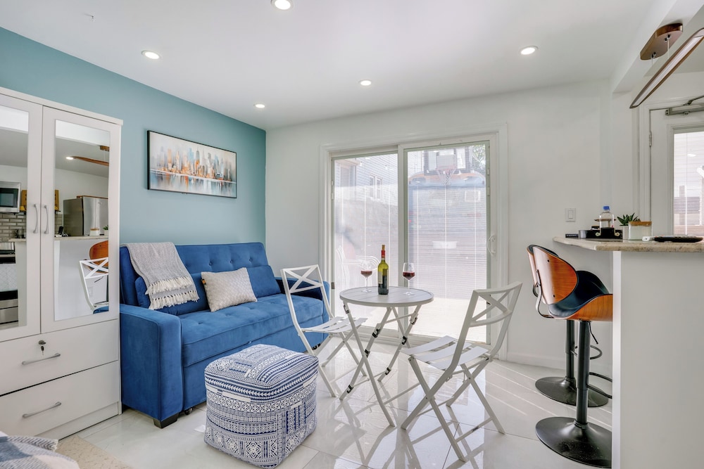 Easy NYC Access: Sleek Hillside Guest House