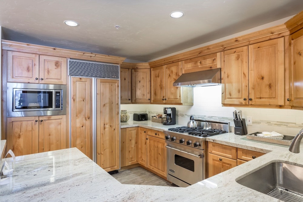 Trail's End Lodge at Deer Valley Resort - Two Bedroom Residence with Spa #404 2 Condo