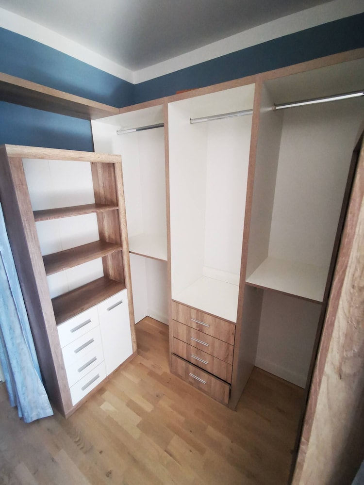 Free Parking Modern Smichov Apt Large Balcony, 10 Minutes Metro to Central