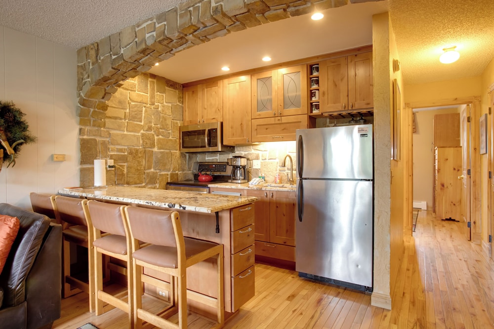 Pool & 3 Hot Tubs: Winter Park Condo on Bus Line