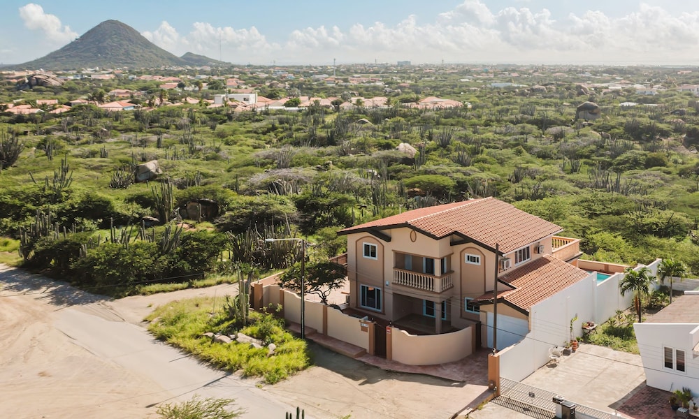 5 Bedroom Villa With Amazing View of Aruba Nature