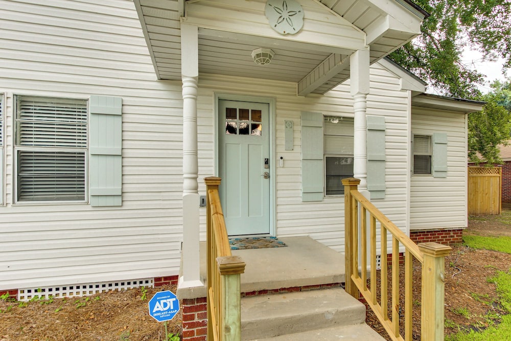 Walk to Beach, Gazebo w/ Hot Tub: Gulfport Gem!