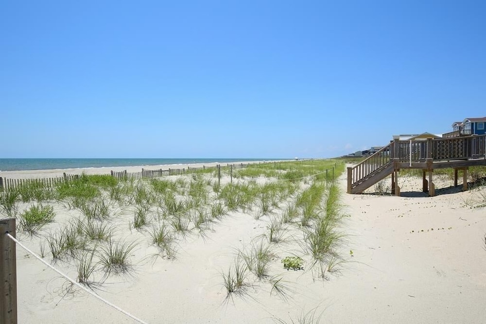 Summer Sandcastle 5 Bedroom Home by RedAwning