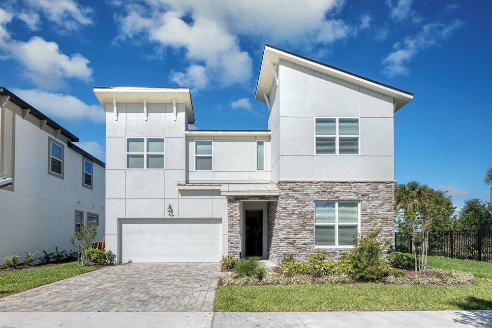 Spacious 9-bedroom Orlando vacation home